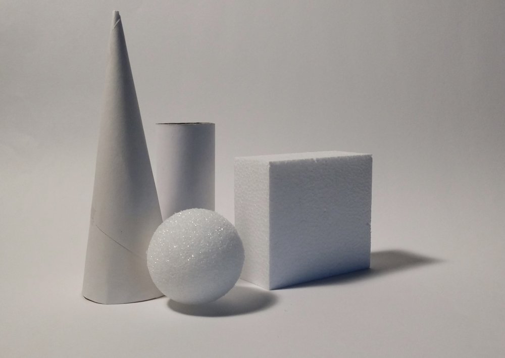 Гипсовый цилиндр на белом фоне