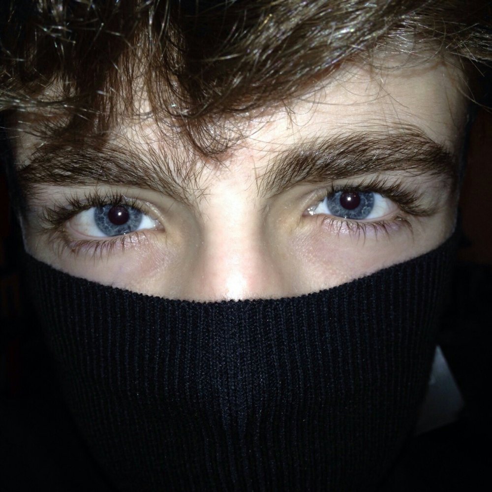 Красивые мужские глаза без лица