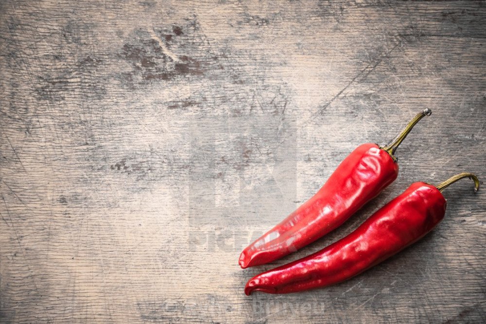 Перец на деревянном фоне