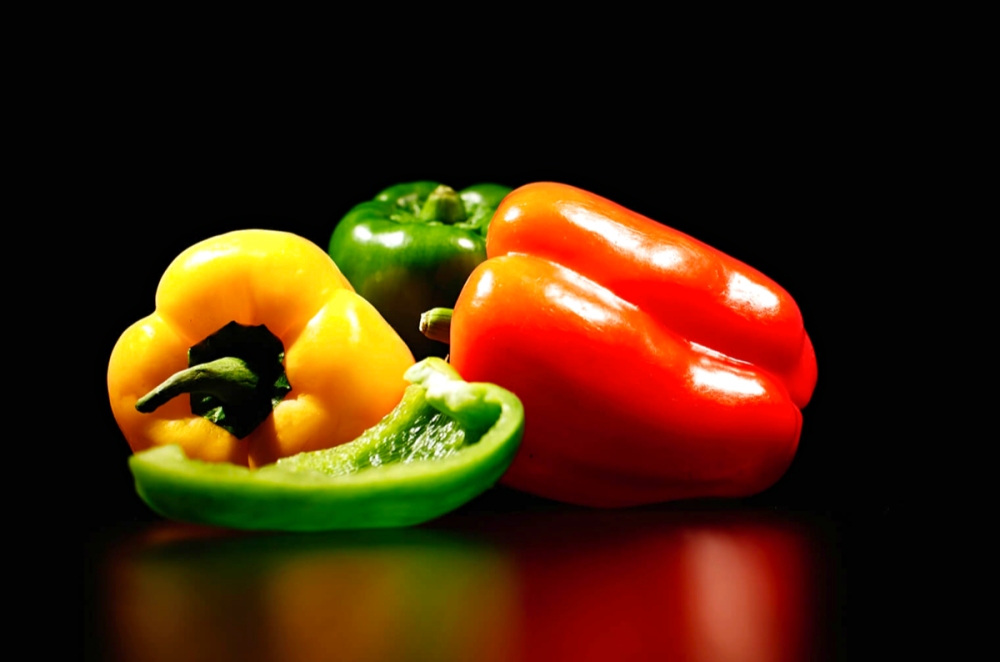 Перец на черном фоне