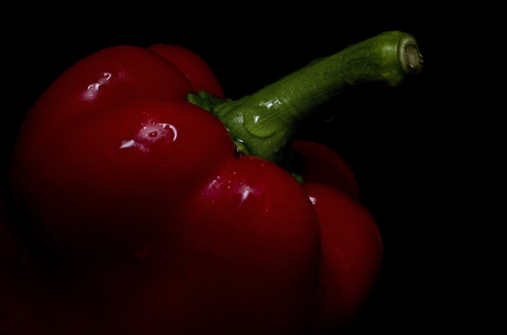 Перчик на черном фоне