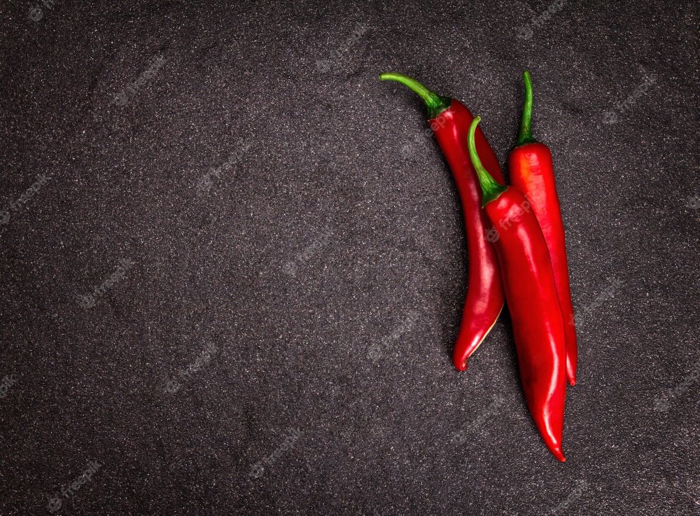 Жгучий перец на черном фоне