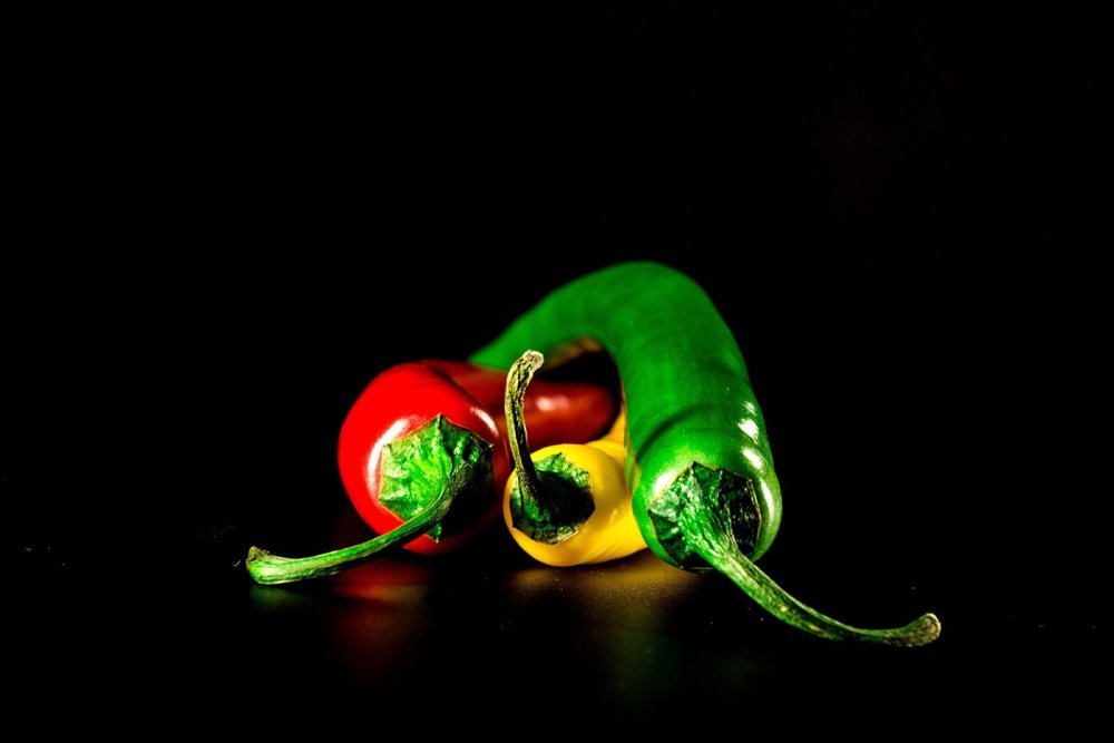 Фрукты и овощи на черном фоне