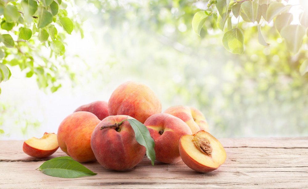 Персики на деревянном фоне