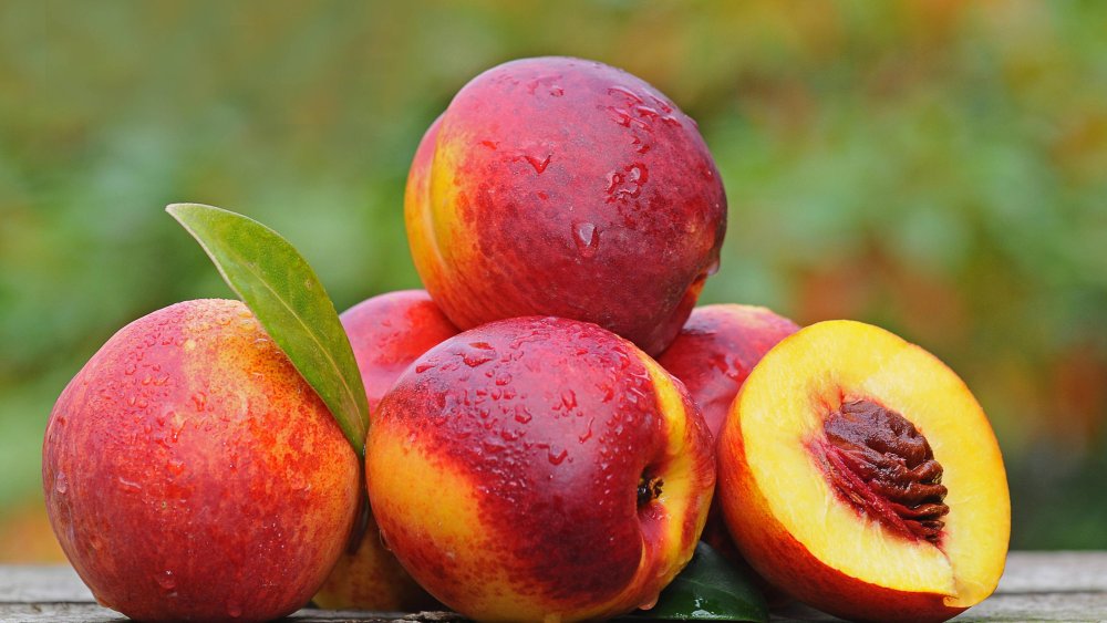 Нектарин крупный