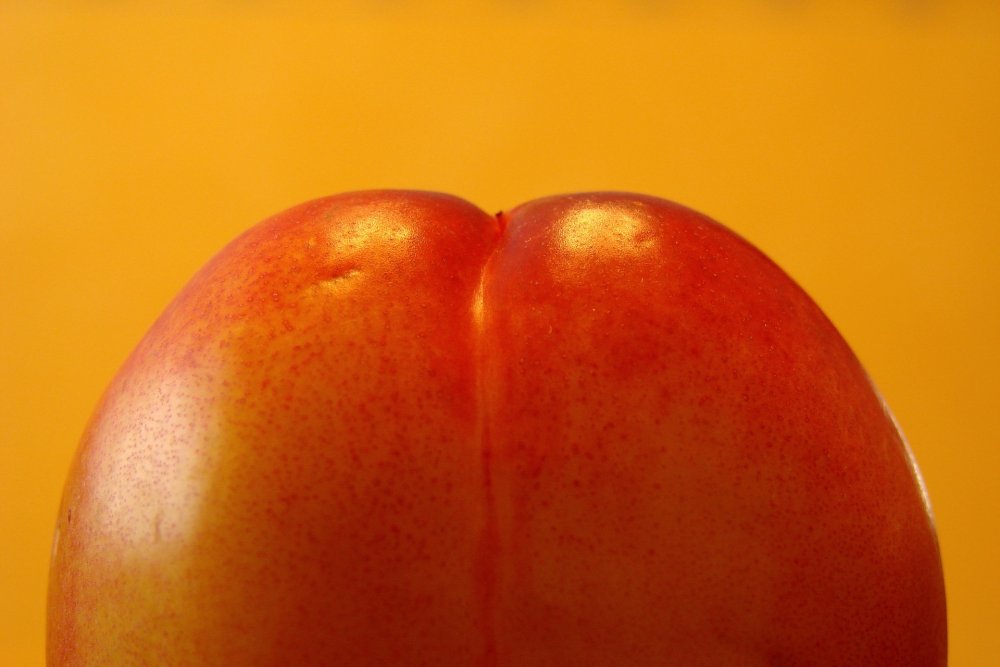 Огромный персик