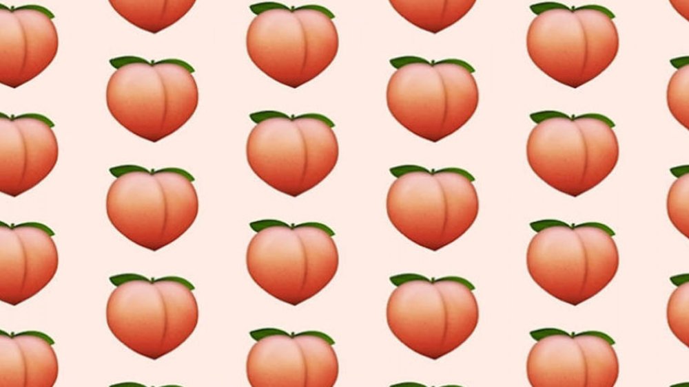 Женщина с персиками