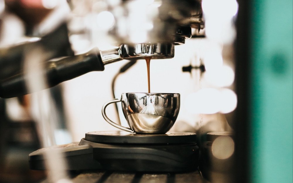 Кофемашина и чашка кофе