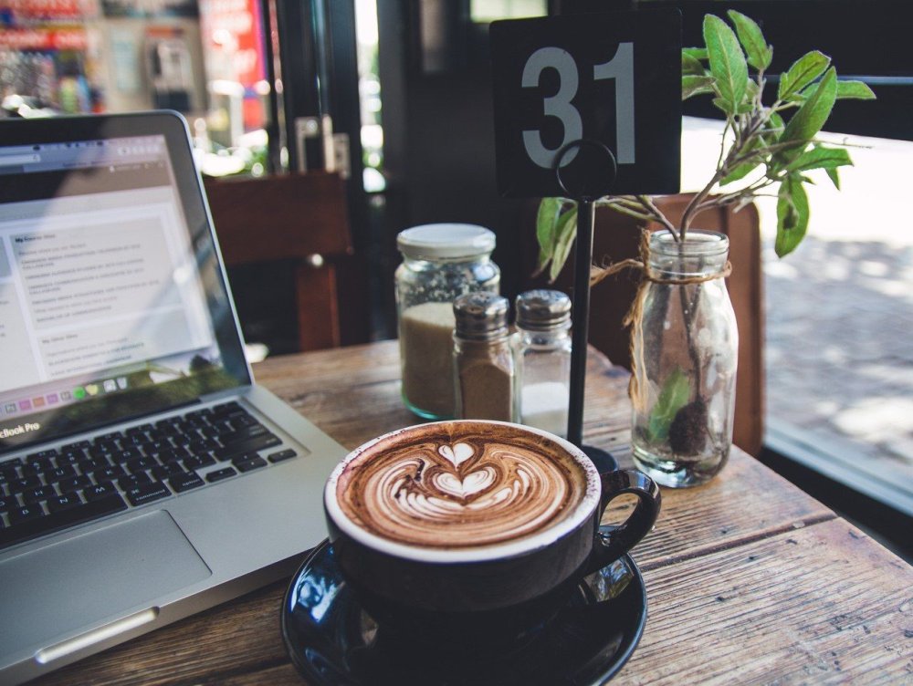 Чашка кофе на журнальном столике