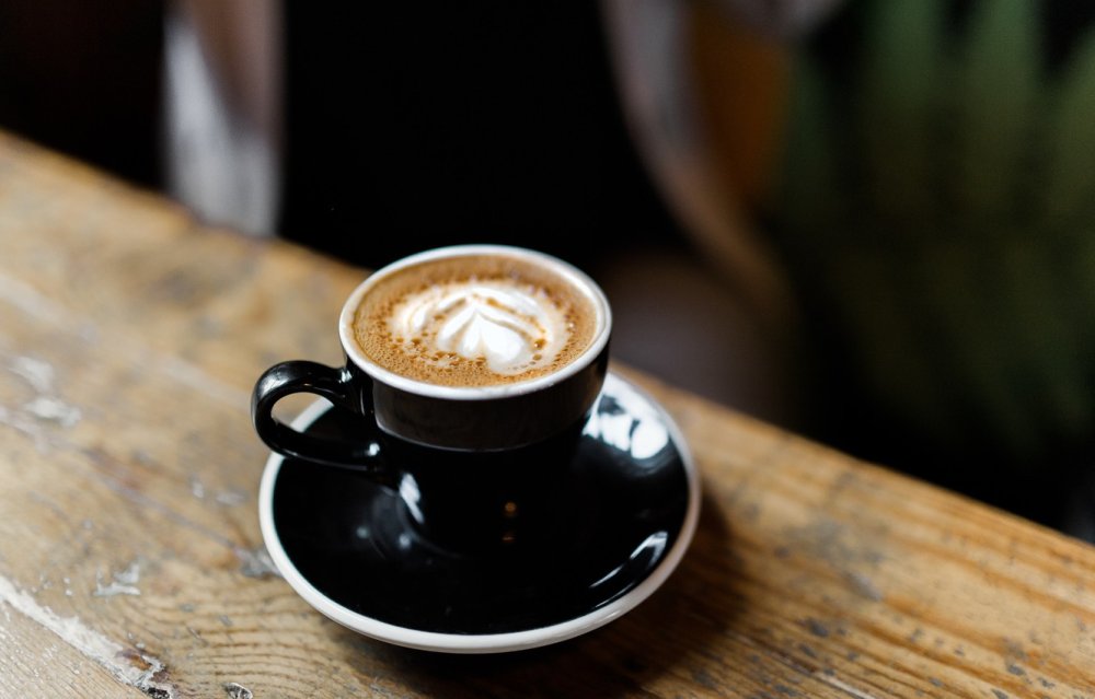 Кофейный стаканчик на столе