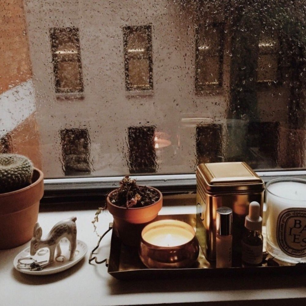 Чашка кофе на столике