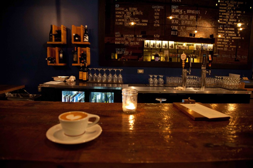 Ноутбук и кофе