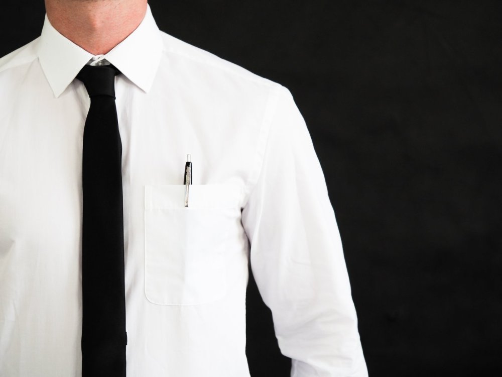 Белая рубашка с галстуком