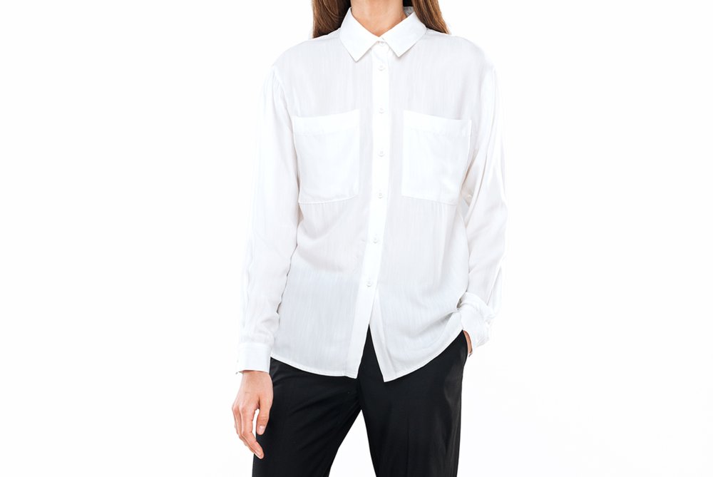 Человек застегивает пуговицы