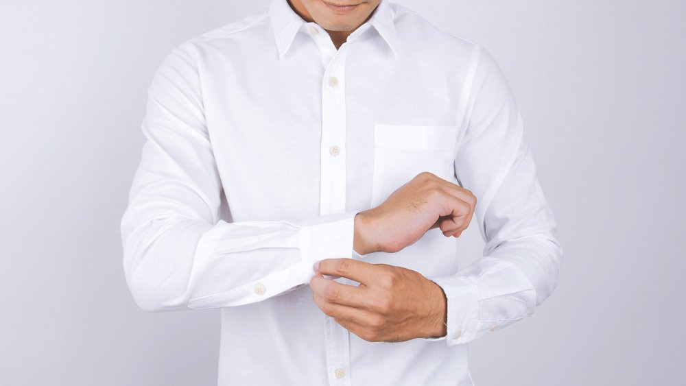 Пожелтевшая белая рубашка