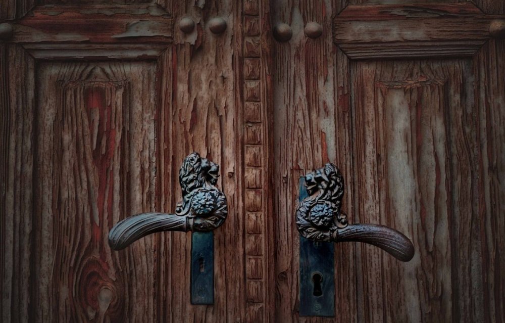 Закрытая деревянная дверь