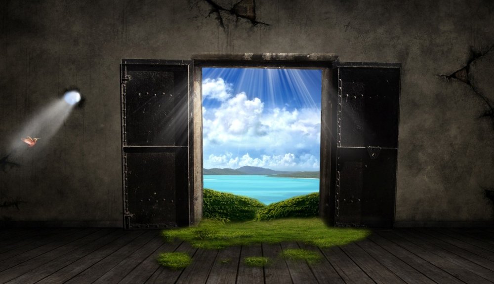 Открытая дверь