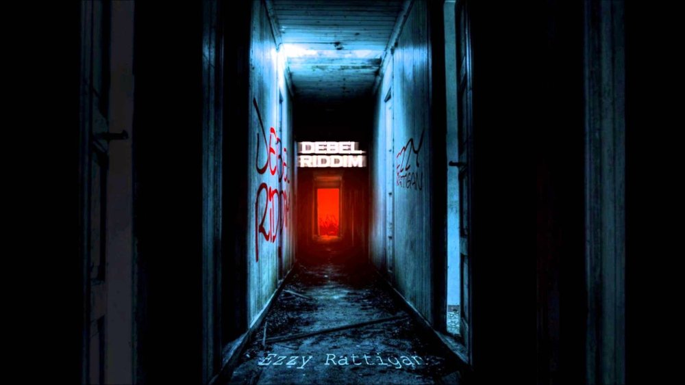 Приоткрытая дверь