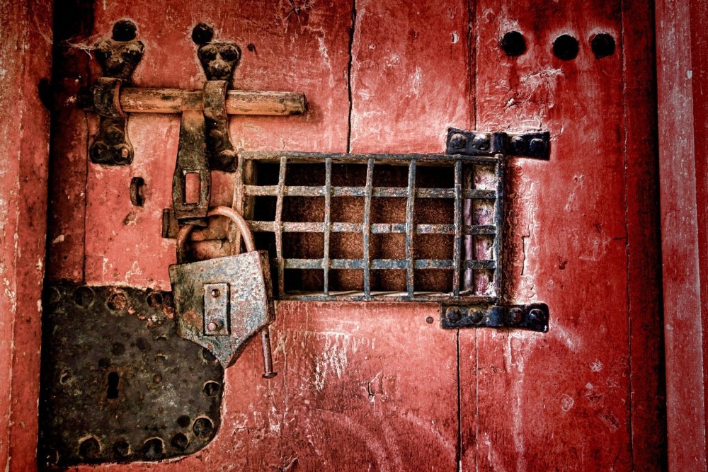 Дверь на черном фоне