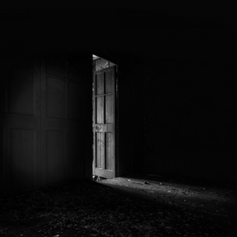Дверь в темную комнату