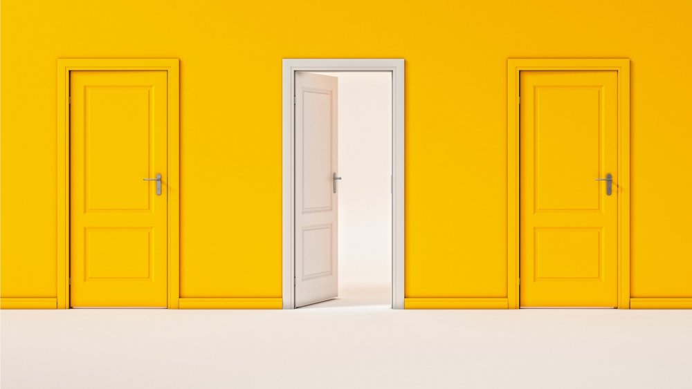 Желтая межкомнатная дверь