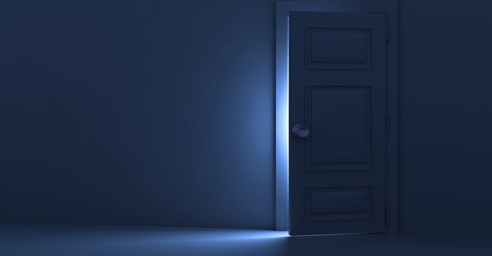 Дверь на темном фоне