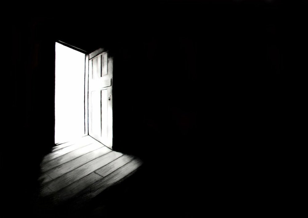 Человек в дверном проеме