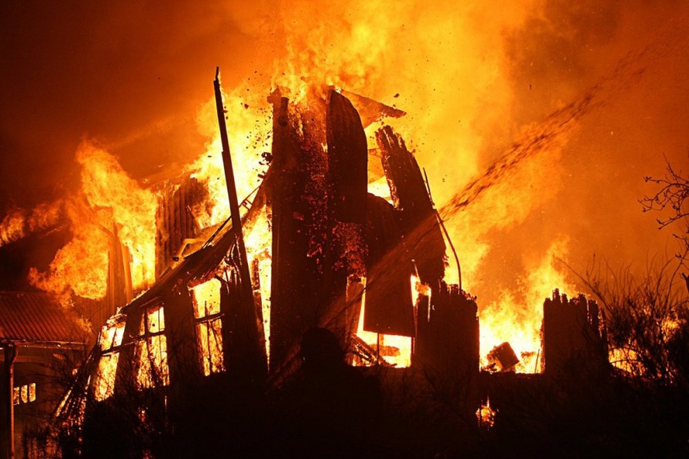 Горящее здание