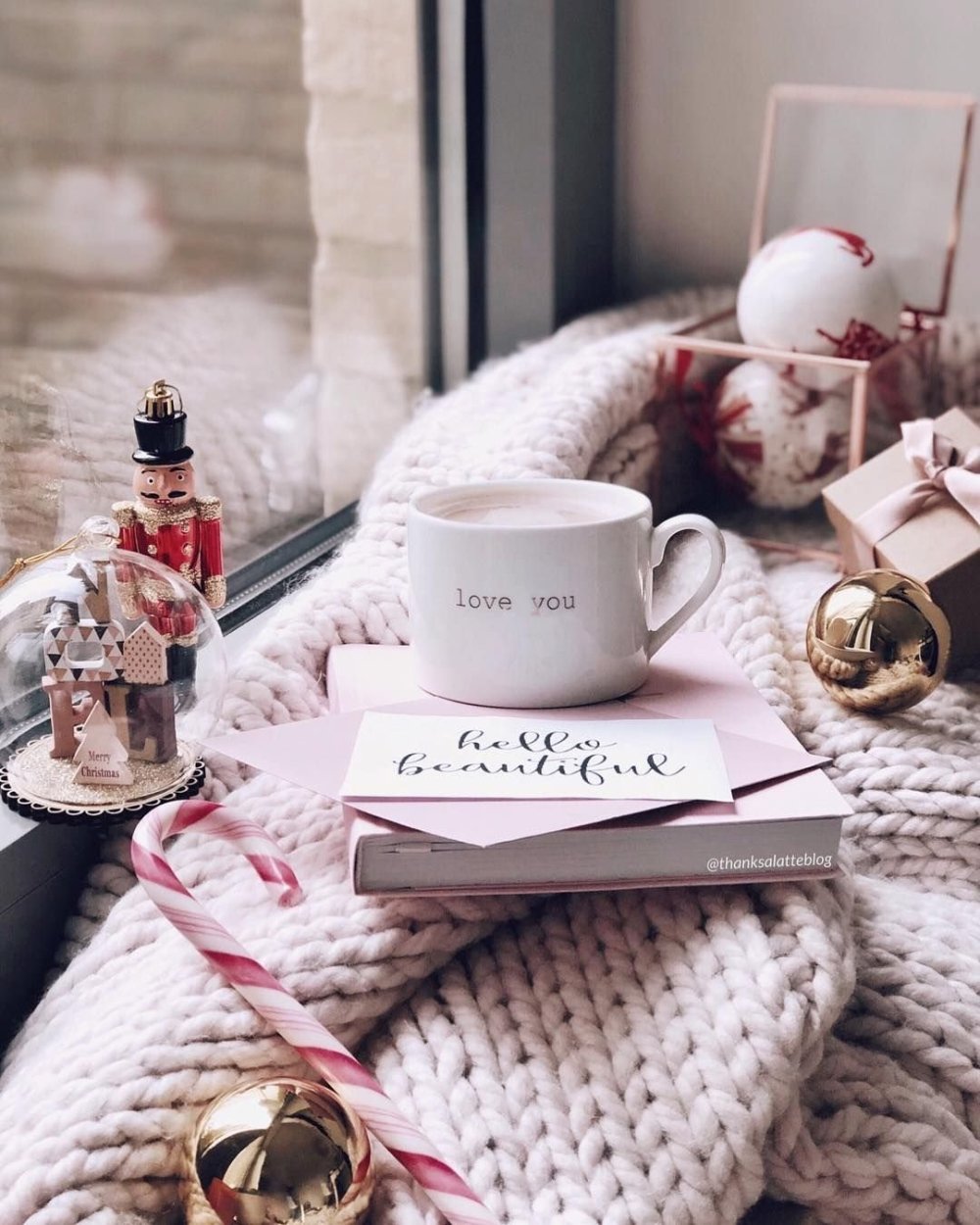 Теплый плед и камин