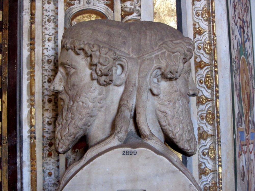 Двуликий Янус скульптура