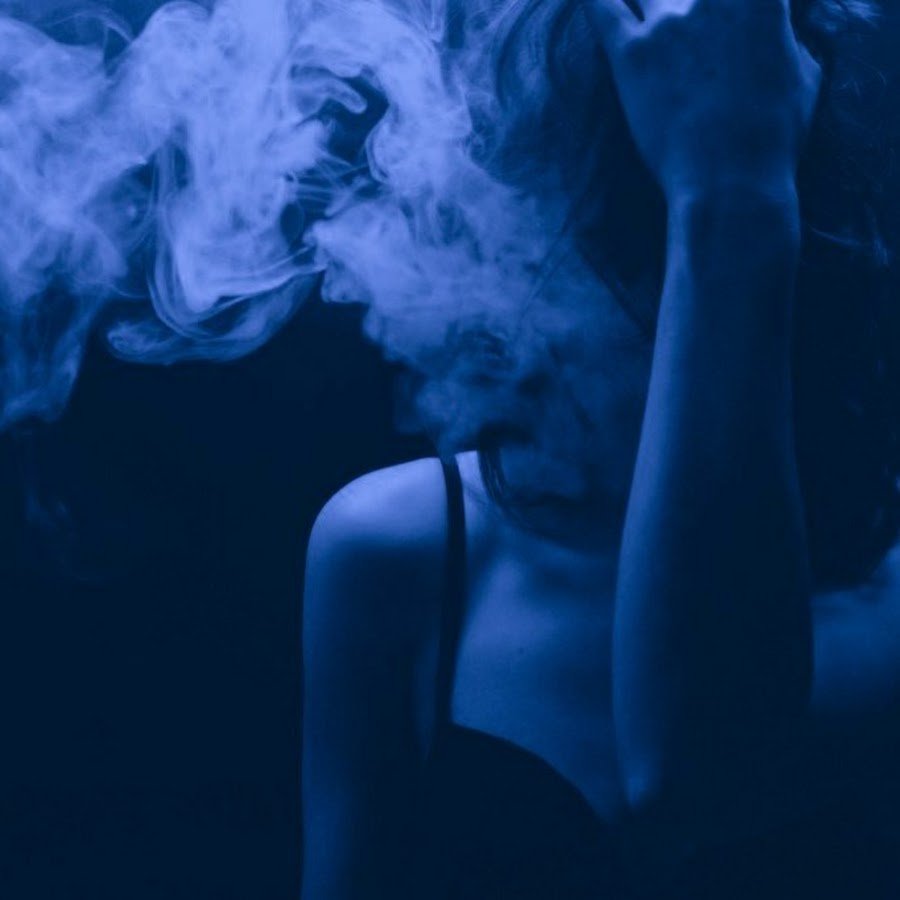 Парень с сигаретой в машине