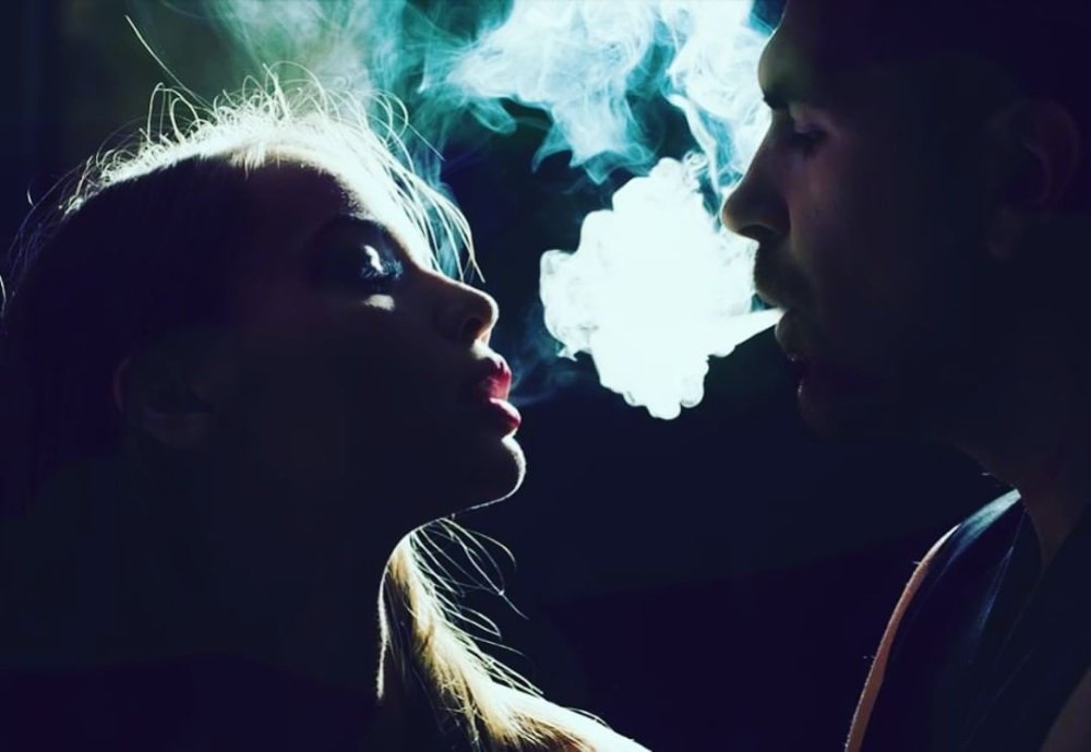 Человек с ВЕЙПОМ