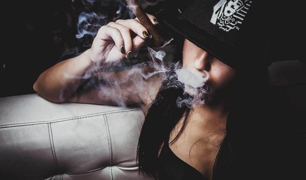 Девушка с сигаретой