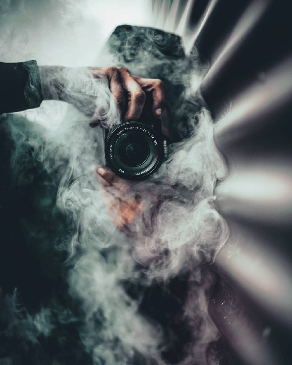 Выдыхает сигаретный дым