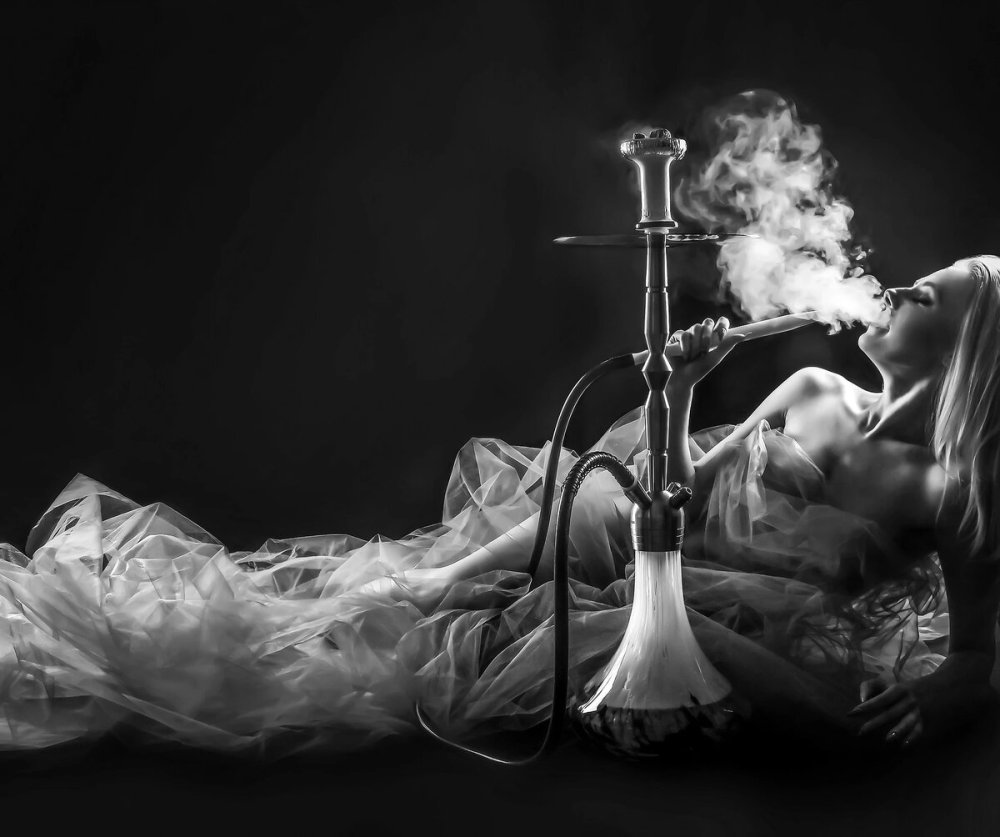 Девушка с электронной сигаретой