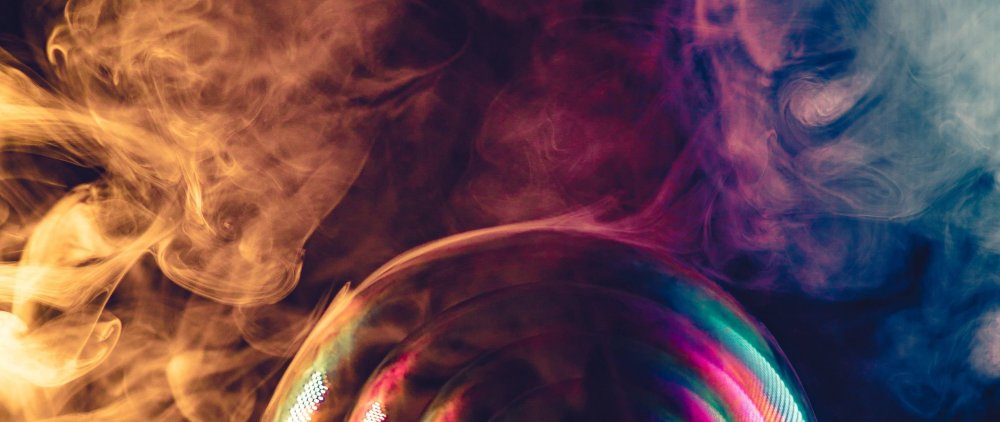 Девушка курит