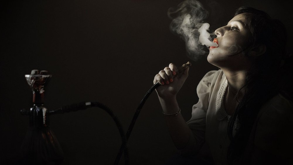 Девушка в дыму