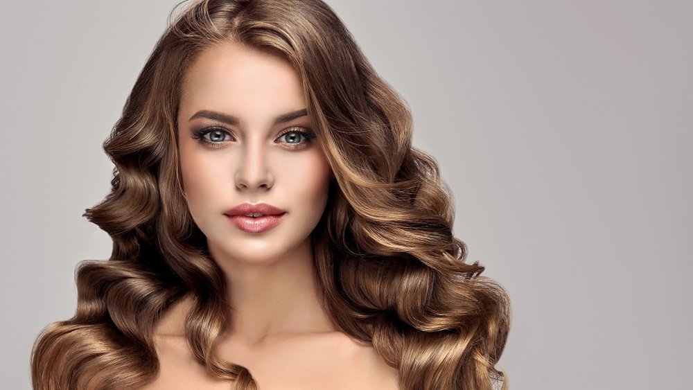 Локон волос на белом фоне