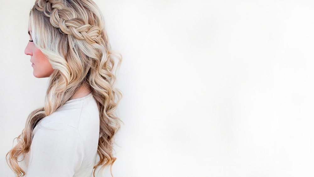 Девушка с гладкими волосами