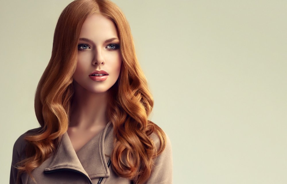 Девушка с шикарными волосами на белом фоне