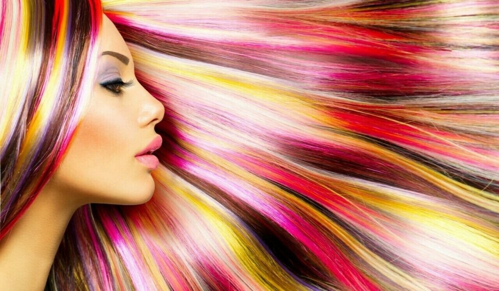 Девушка с кудрявыми волосами вектор