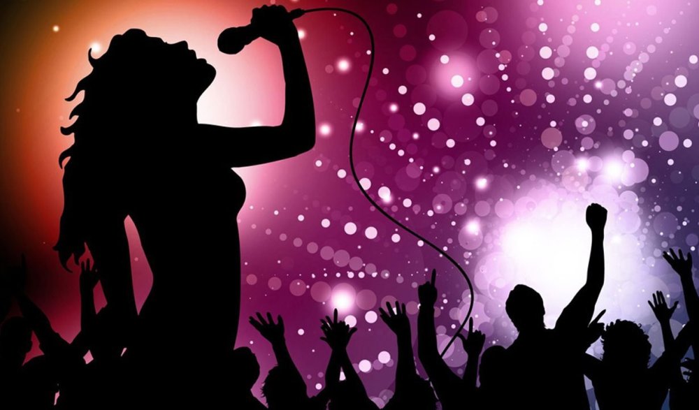 Девушка с микрофоном силуэт