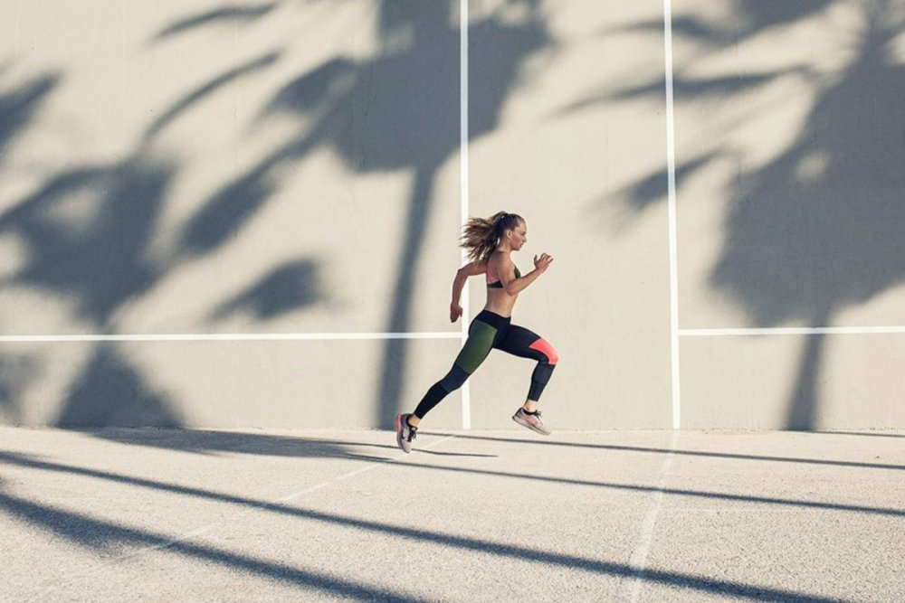 Девушка бежит Эстетика