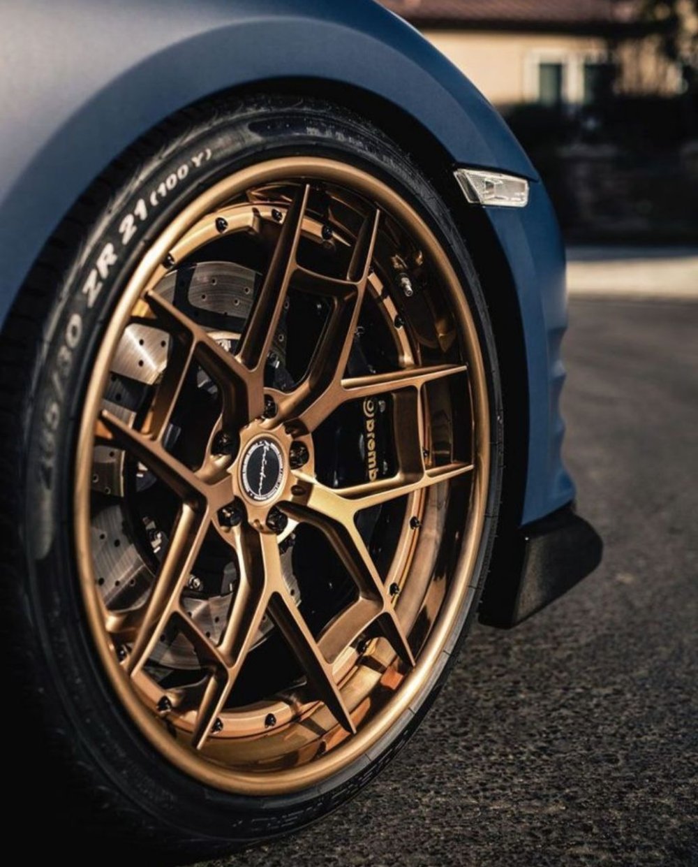 Литье на черном фоне