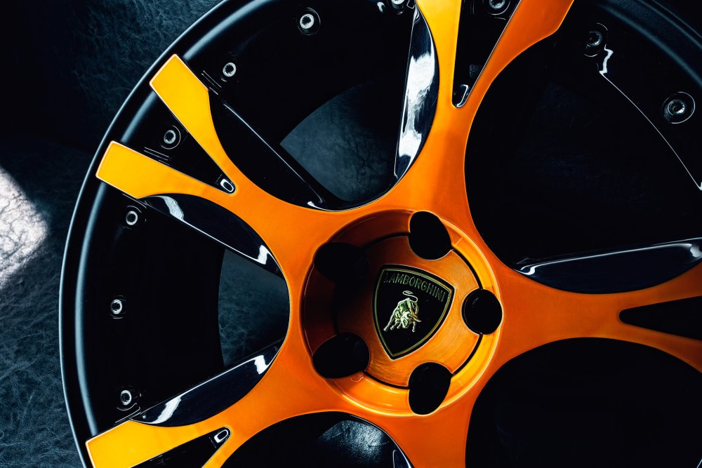 Автомобильные диски на черном фоне