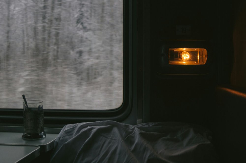 Окно поезда ночью