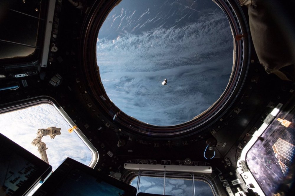 Иллюминатор МКС изнутри