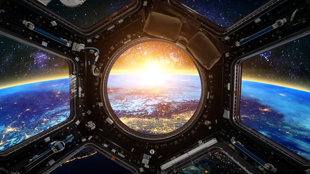Иллюминатор космического корабля снаружи