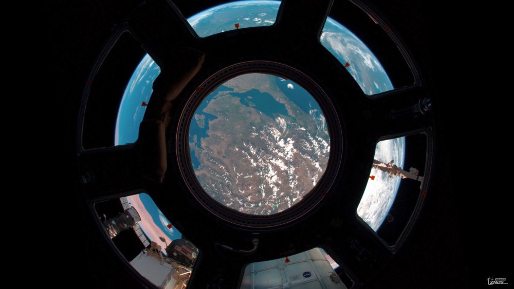 Космонавт МКС иллюминатор