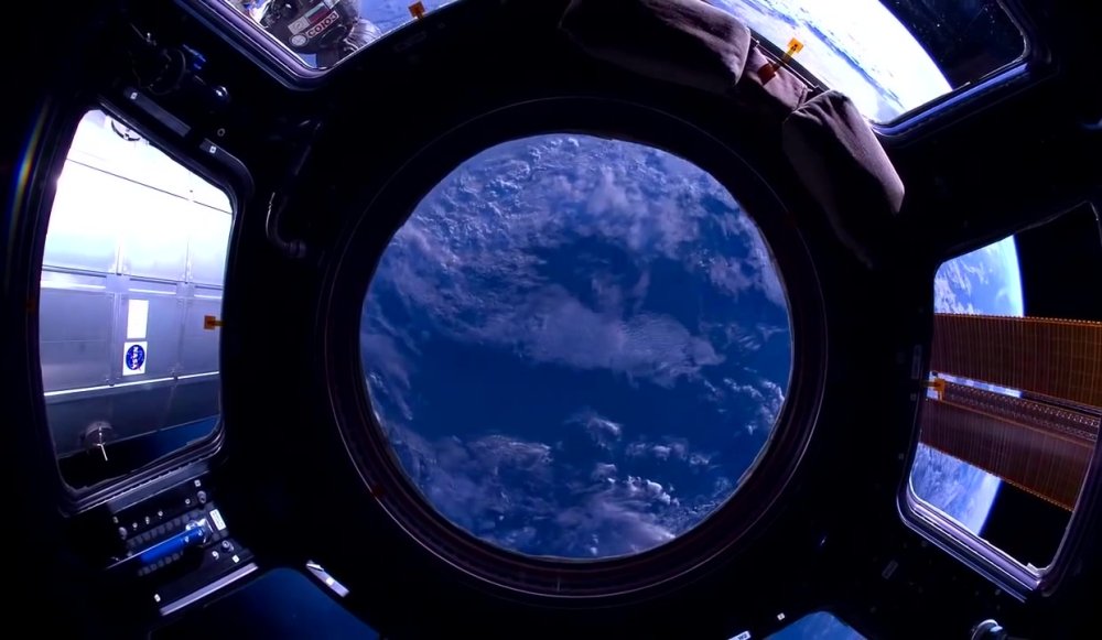 Иллюминатор космос